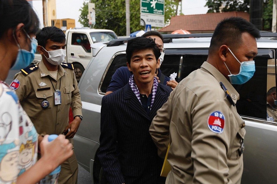 Sovann Rithy arrives at the Phnom Penh Municipal Court escorted by police in April 2020. Photo courtesy of CamboJA.